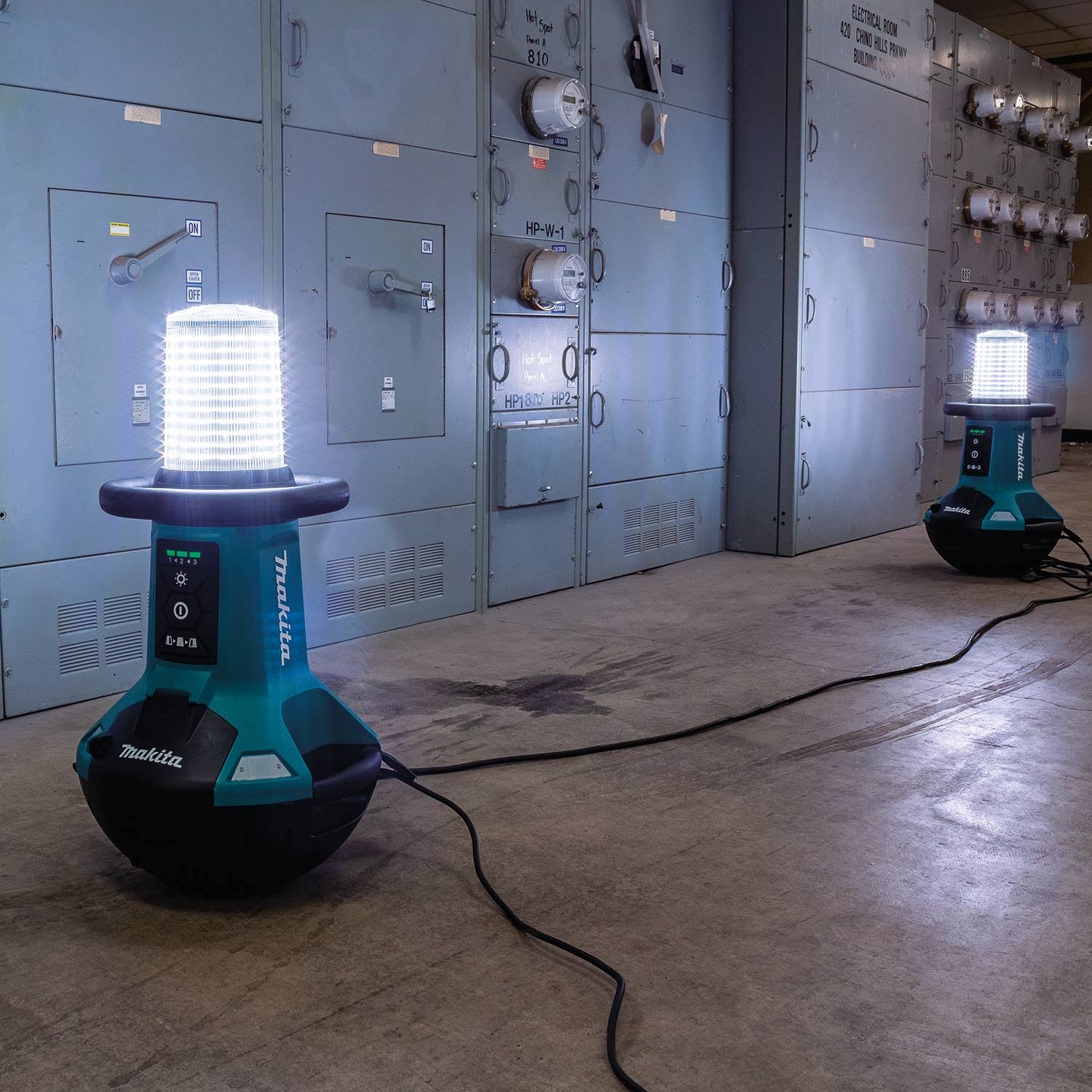Makita Dml810 18v X2 Lxt Cordless Upright Led Area Light, Light 64QFY5PX_Y3TE2